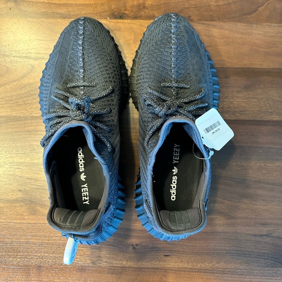 Size 10 - adidas Yeezy Boost 350 V2 Low Black Non-Reflective - Picture 2 of 5